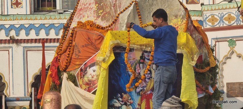 भगवान् रामको मूर्ति बनाउन कालीगण्डकीबाट ल्याइएको देव शिला जनकपुरमा (फोटो फिचर)