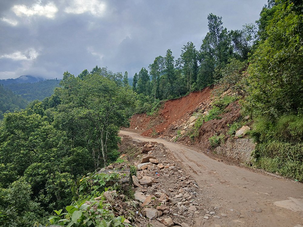   धादिङ–मलेखु सडक : दारेगौँडाभिरमा अझै भासिने र पहिरो जाने क्रम रोकिएन