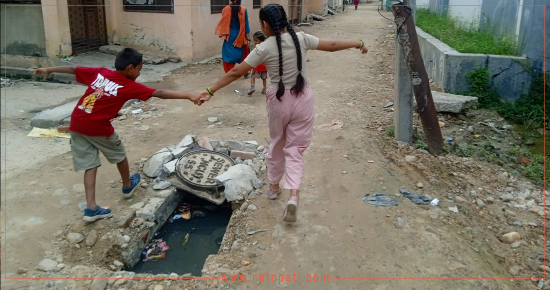 सडकको बिचमै २ फिटको नाला ह्वाङ्ग, दुर्घटनाको जोखिमले स्थानीय आक्रोशित