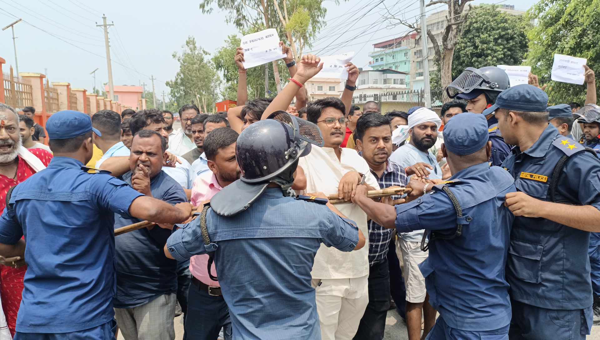 सिरोहिया प्रकरण : धनुषा अदालत अगाडि प्रहरी र नागरिक समाजका अगुवाबिच घम्साघम्सी