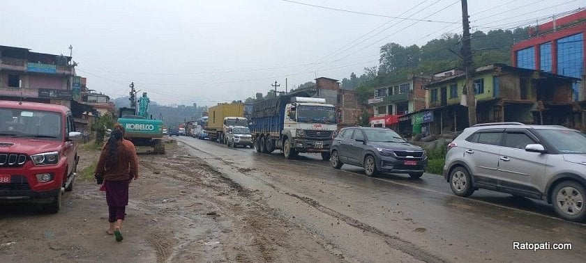 लाइफलाइन सकडको बिजोग- १८ घण्टापछि धार्केमा एकतर्फी यातायात सञ्चालन