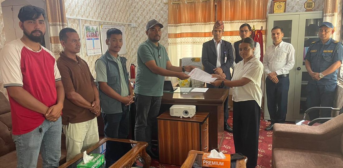 मुख्यमन्त्री कार्यालयमा धर्ना दिएका सल्यानका वडाध्यक्षकाे धर्ना फिर्ता, फर्किए घर
