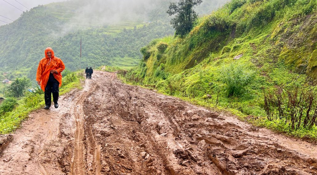   हिलाम्मे सडकले ढोरपाटन आउने पर्यटकलाई सास्ती