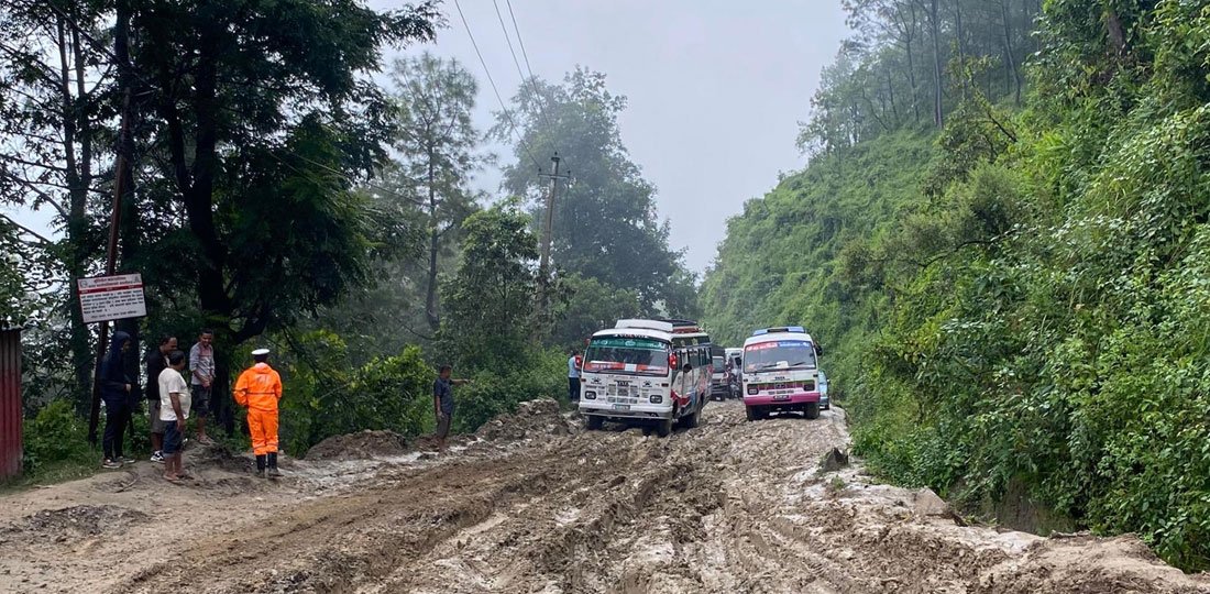   धुलिखेल–खावा सडक स्तरोन्नतिको काम समयमै नहुँदा यात्रुलाई सास्ती