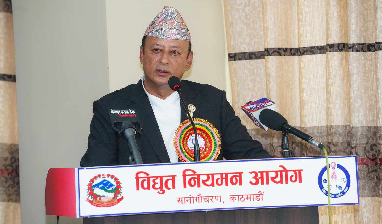 विद्युत नियमन आयोगविरूद्ध किन खनिए ऊर्जामन्त्री ?