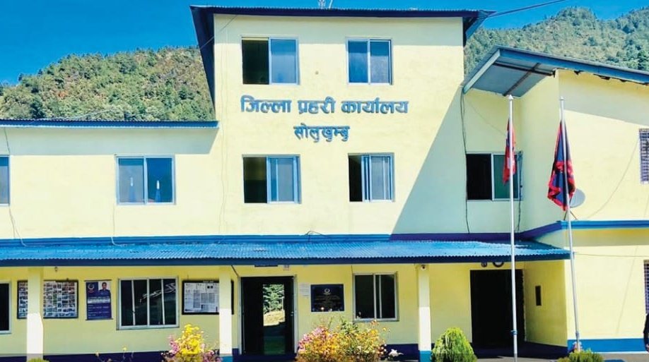 सोलुखुम्बुको जङ्गलमा बाटो भुलेर हराएका २१ वर्षीय जर्मन नागरिकको सकुशल उद्धार