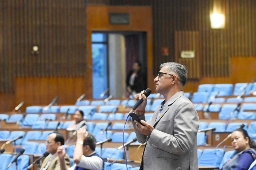 रास्वपालाई एमाले सांसदले जुत्ता चप्पल खोलेर विरोध गर्न मिल्दैन भनेपछि...