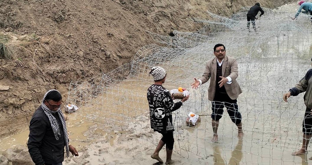 दोदा नदीमा तटबन्ध निर्माण हुँदै