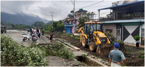 सडक मापदण्ड मिचेर बनाइएका संरचना हटाउन सुरु