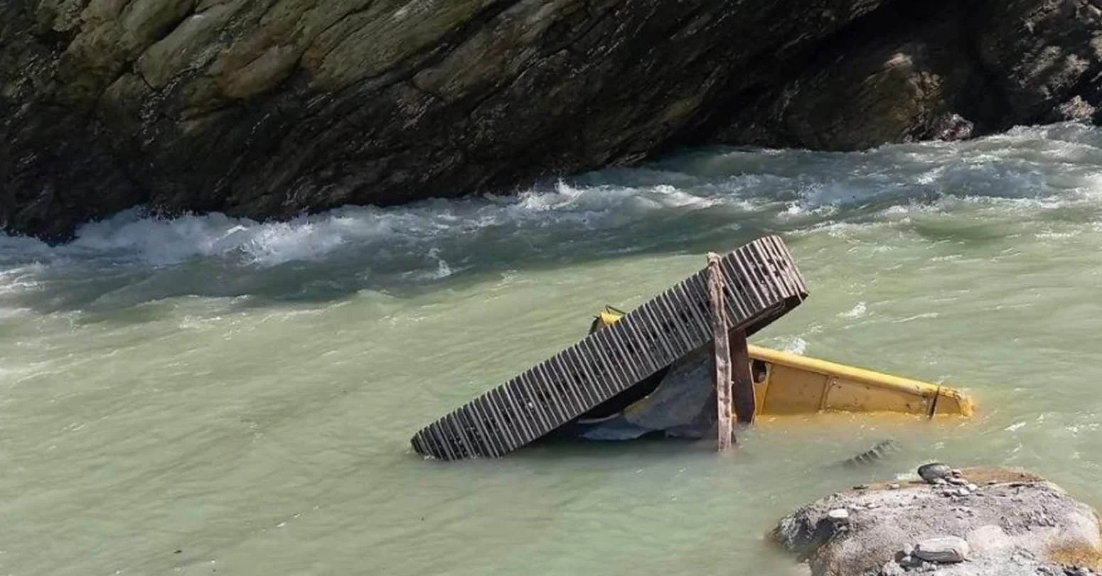 कर्णाली नदीमा डोजर पल्टिँदा एक जना बेपत्ता