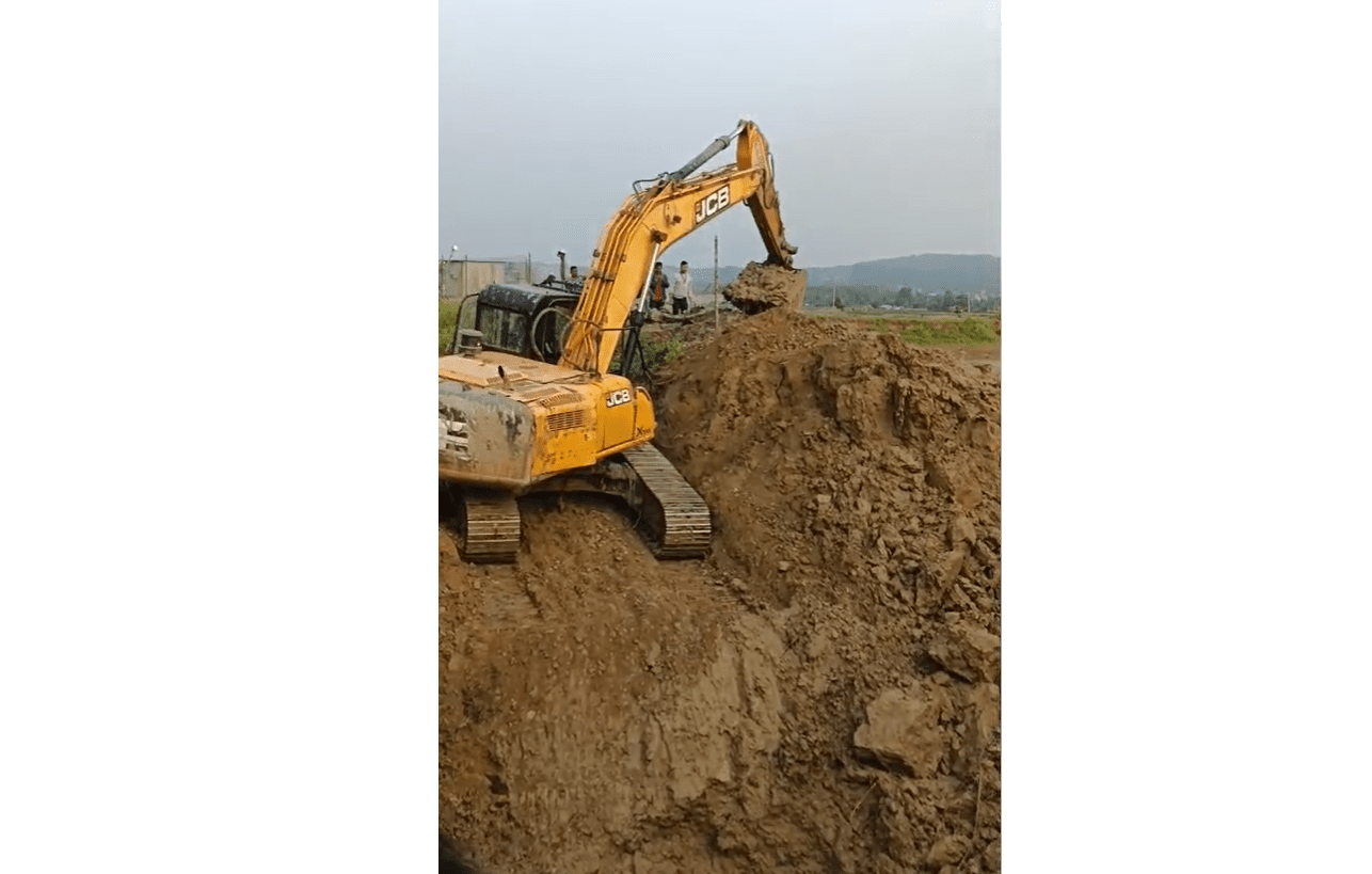 जेसिवी प्रयोग गरेर पुरिएको गाडी खोजिदै