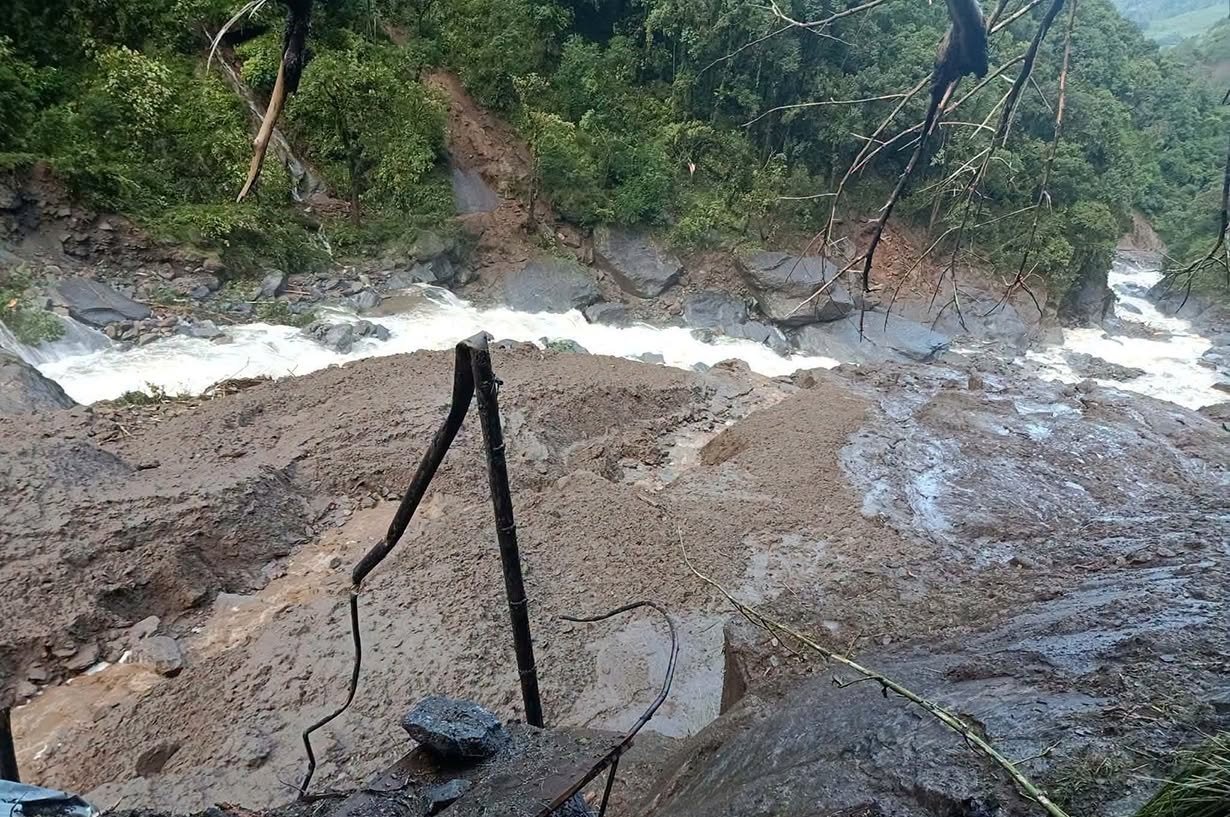 दोलखामा पहिरो जाँदा एक व्यक्ति बेपत्ता