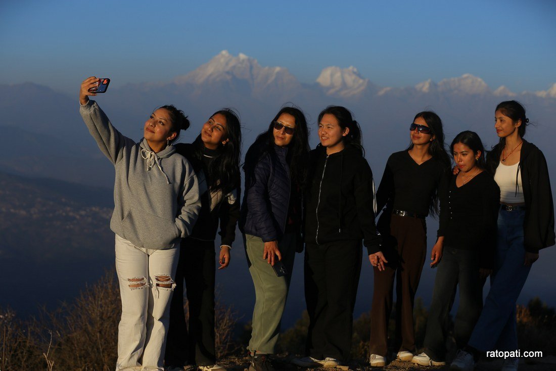 दोलखाको सैलुङबाट देखिएका हिमशृङ्खला, तस्बिरहरु