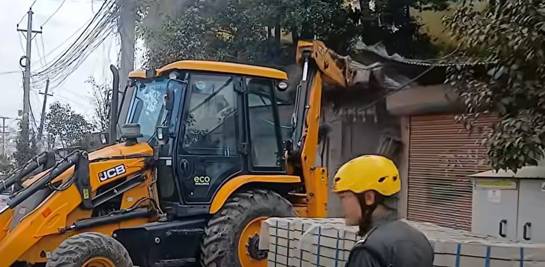   काठमाडौँ महानगरले बल्खुमा चलायो डोजर, २२ सटर भत्काइए