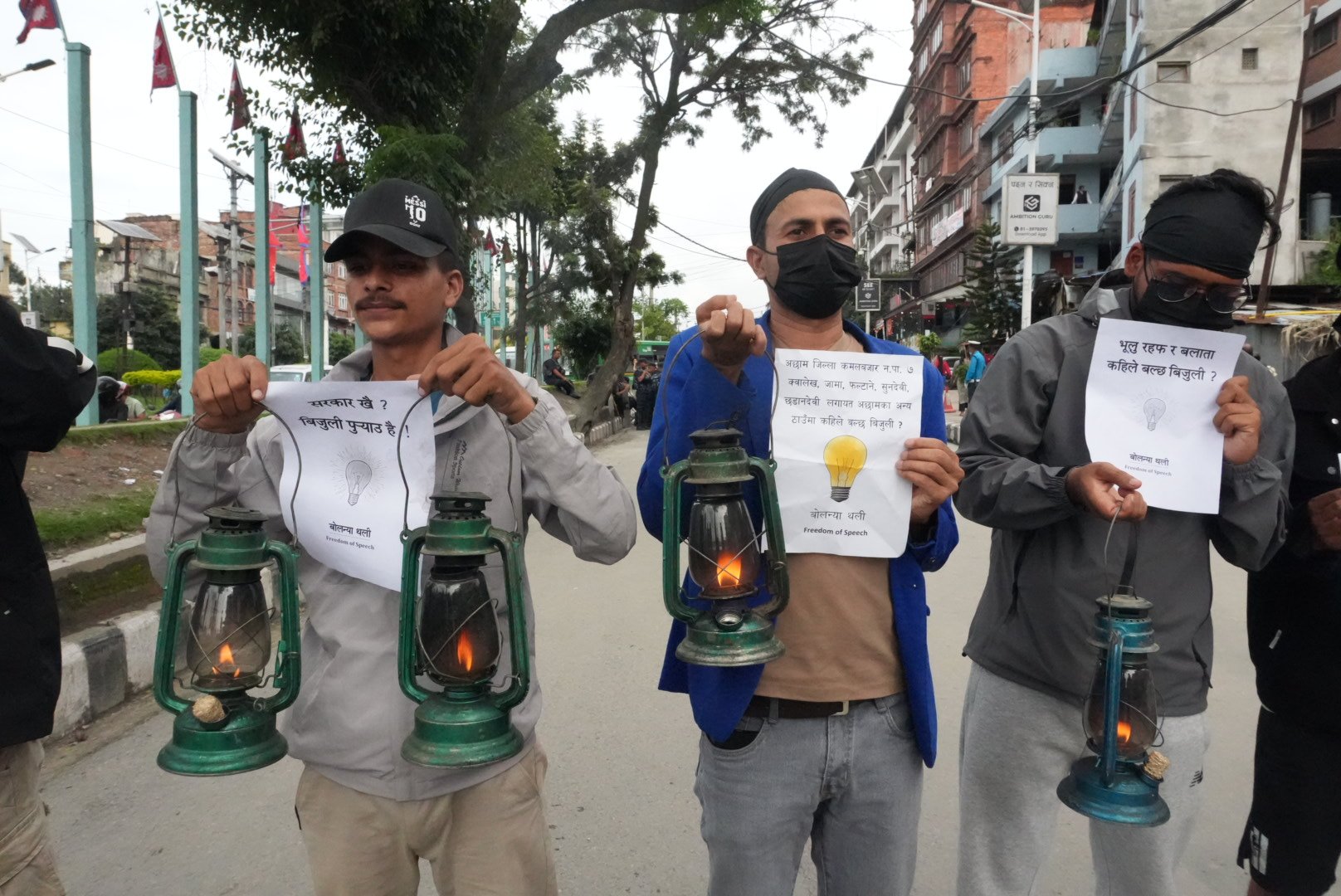 लालटिन बोकेर युवाहरु माइतीघर मण्डलामा, तस्बिरहरु
