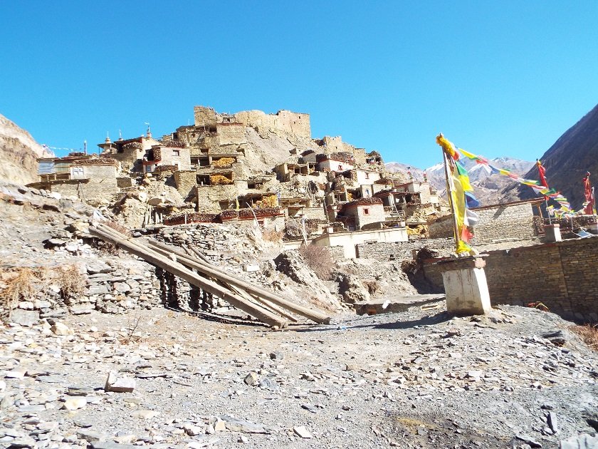 बर्खा लाग्यो : डरै डरमा मनाङका माटाका घर