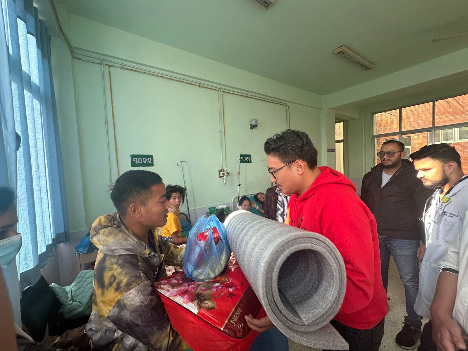 टिचिङ अस्पताल रहेका भूकम्पका घाइते र कुरुवालाई नेविसंघको सहयोग