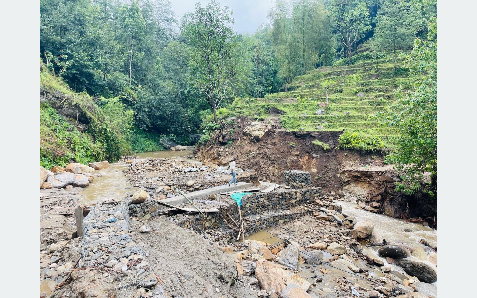 सङ्खुवासभामा पहिरोले पाँचखपन-चैनपुर सडक अवरुद्ध
