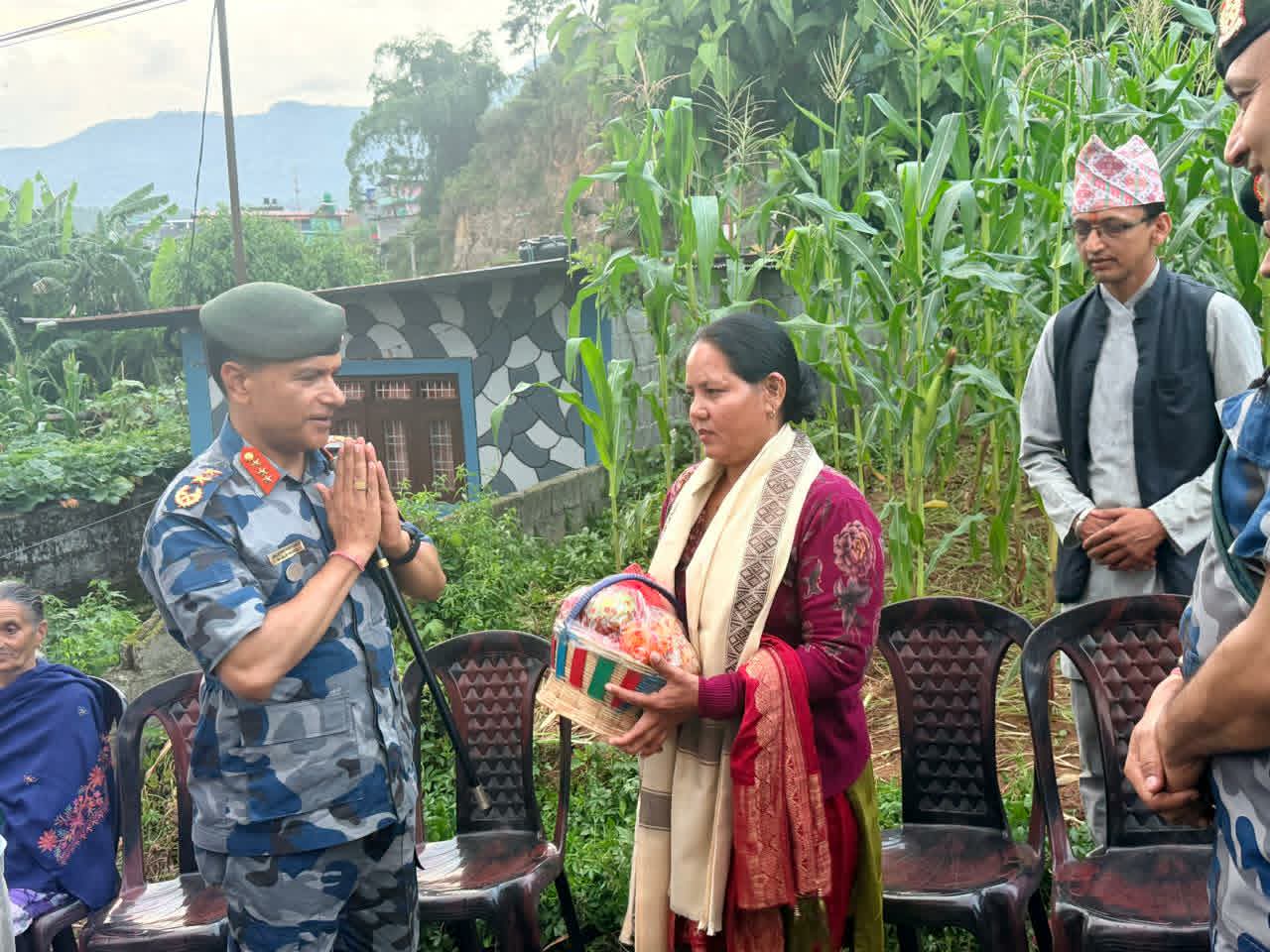 पर्वतमा सहिदको घरमै पुगे सशस्त्र प्रहरी प्रमुख पौडेल, दोसल्ला ओढाएर गरे सम्मान