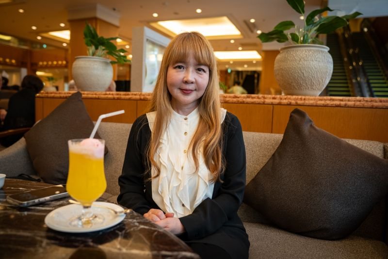 eiko-toyama-sitting-at-cafe2-yumi-asada