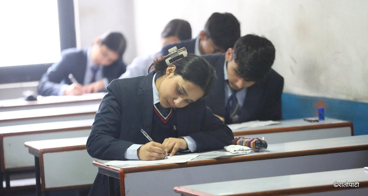   तस्बिरमा हेर्नुहोस् कक्षा १२ को परीक्षा