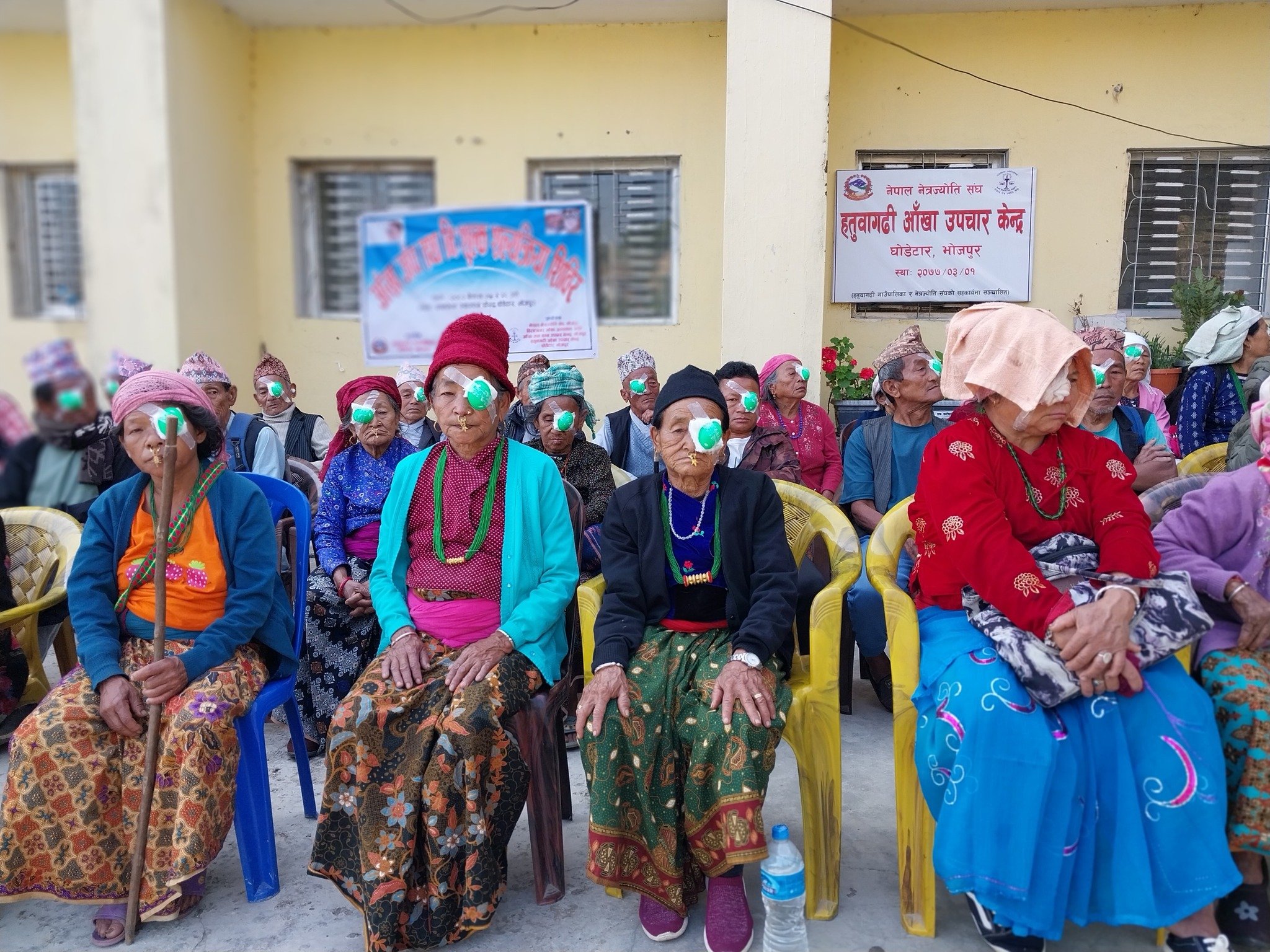 निःशुल्क आँखा परीक्षण गराउन पाउँदा वृद्धवृद्धा खुसी