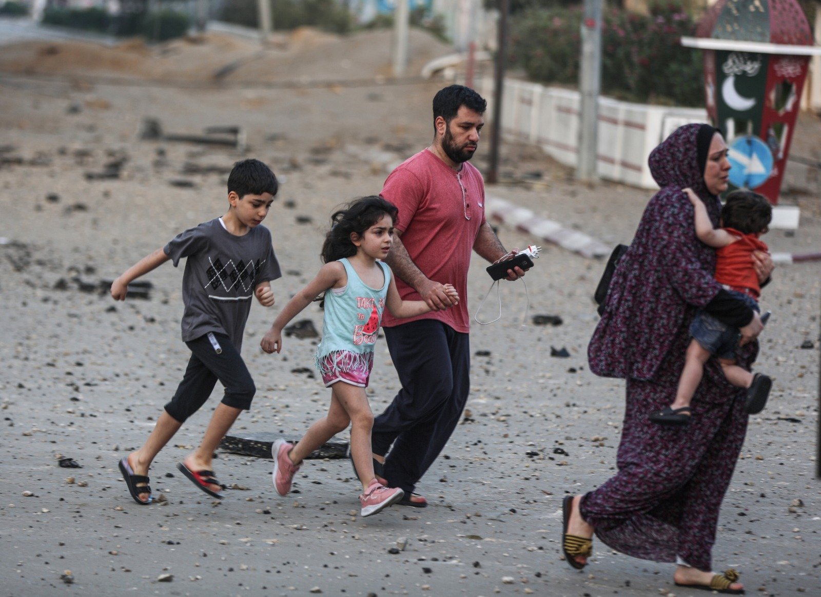 Family-evacuating-Gaza-Ali-Jadallah