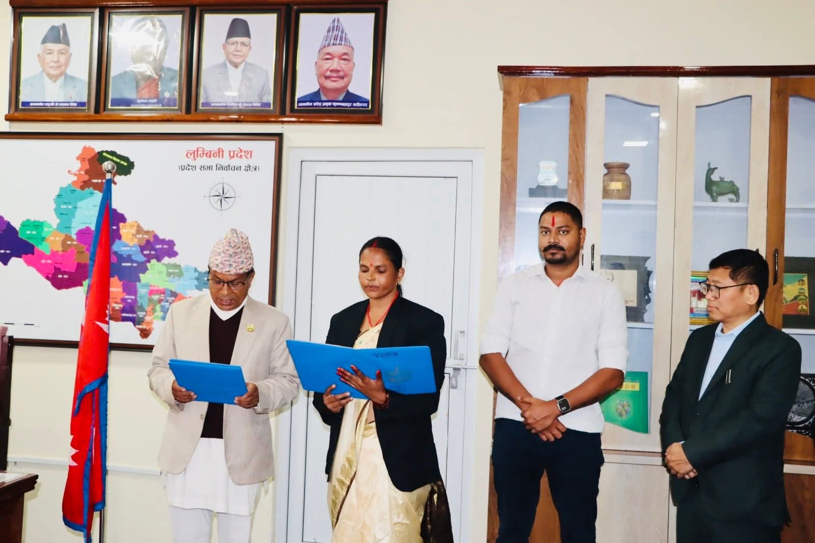   जनमत पार्टीकी प्रदेशसभा सदस्य पासवानले लिइन् शपथ