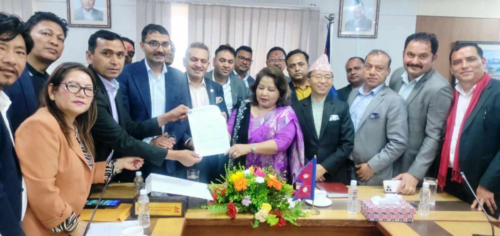 एनआरएनए एकता महाधिवेशनसम्बन्धी रिपोर्ट परराष्ट्रमन्त्रीलाई हस्तान्तरण