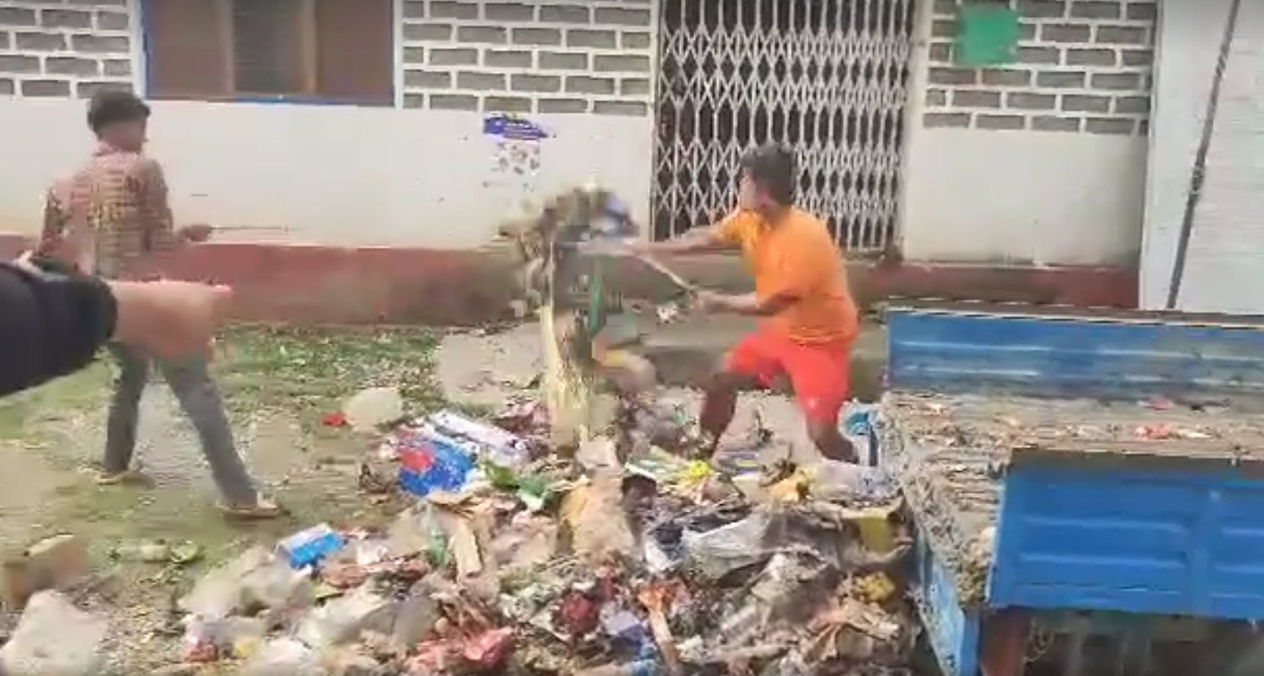  फोहोर नउठाएपछि स्थानीयले फाले नगरपालिका कार्यालयभित्र फोहोर