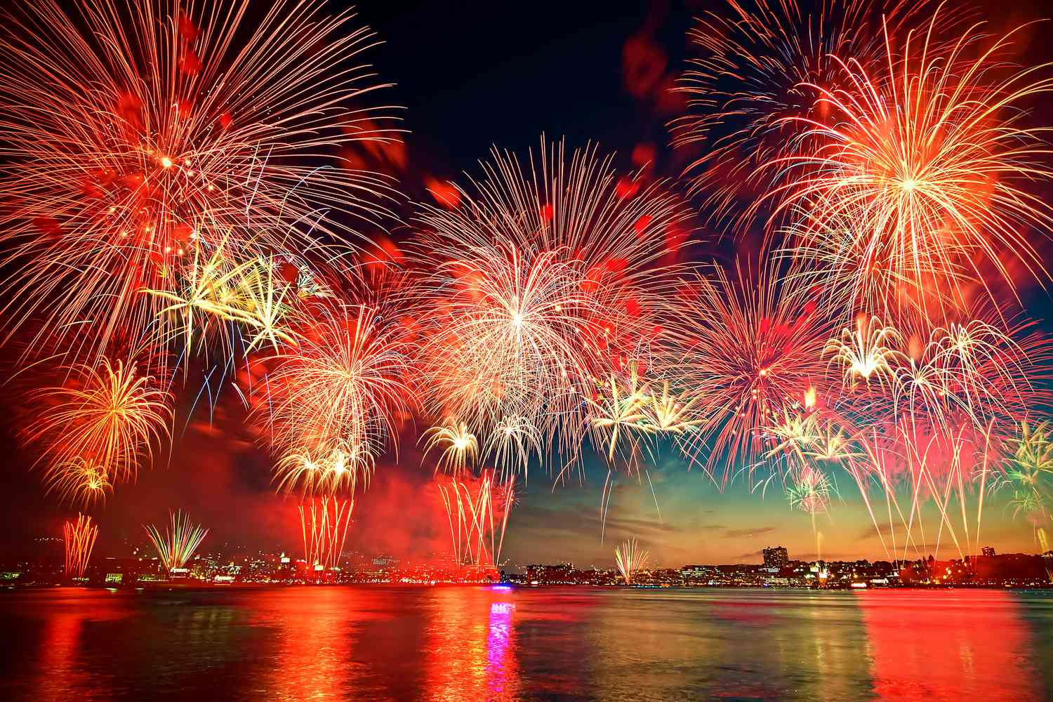 fireworks-on-the-hudson-river-111711313-5256a4932c7d456c80f6d9b50953a17f