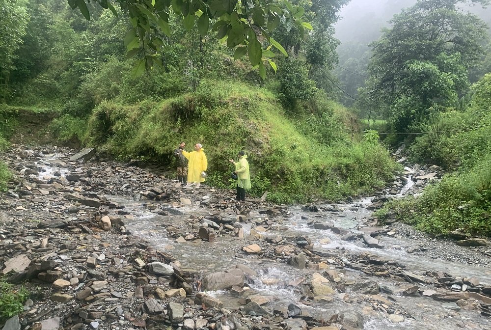 फिर्के खोलाको दायाँबायाँ गाडियो पाँच सय पिल्लर