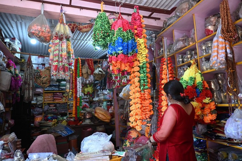 तिहारका लागि १७ लाख रुपैयाँ बराबरको प्लास्टिकको फूलमाला भित्रियो