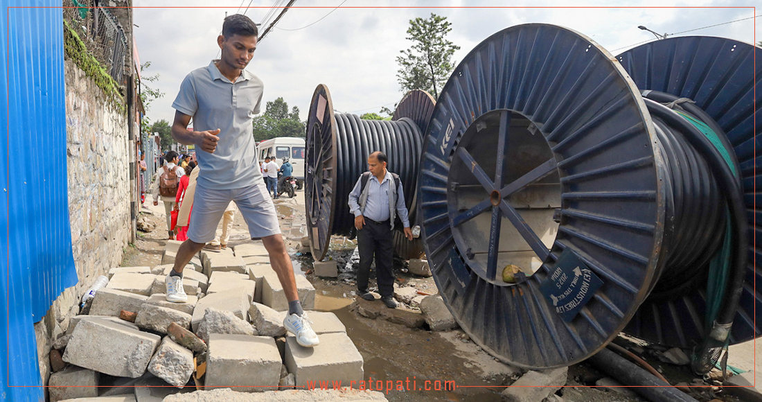   पैदलयात्रुको साहसको परीक्षा लिने काठमाडौँका फुटपाथ, तस्बिरहरू