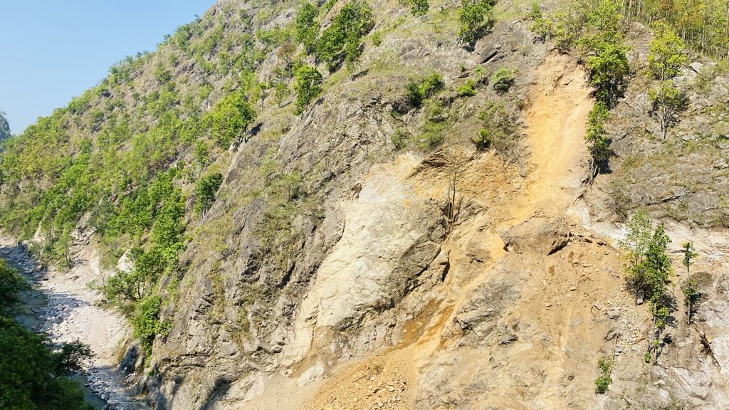 सडकको चट्टान फोर्न ‘केमिकल’ प्रयोग गरिने
