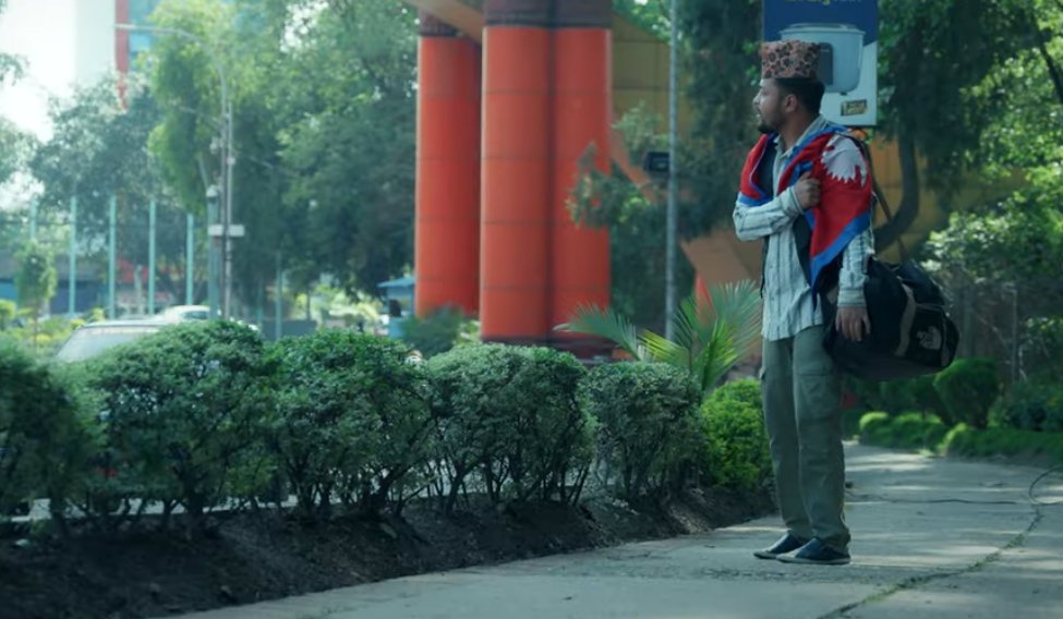 समीक्षाको गीत ‘देशै छोडेर’मा रुँदै एयरपोर्ट छोड्ने नेपालीको कथा