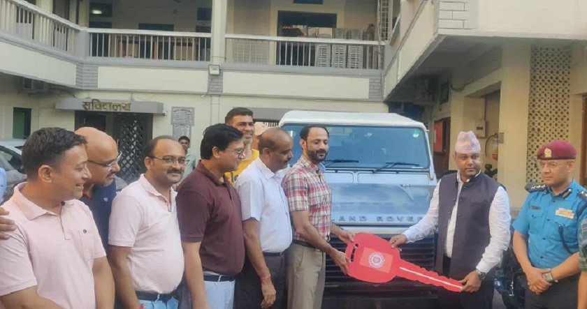   व्यापार संघद्वारा जिल्ला प्रशासन कार्यालयलाई गाडी प्रदान