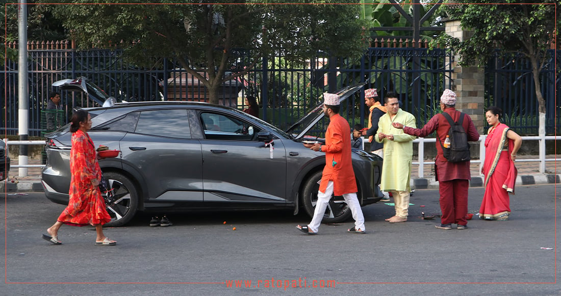 सवारीसाधन पूजा गर्नेको भद्रकालीमा भीड (फोटोफिचर)