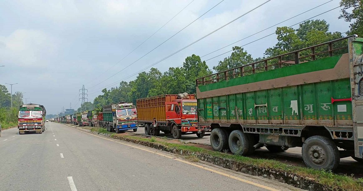 नेपाली राजमार्गमा भारतीय गाडीको हालीमुहाली
