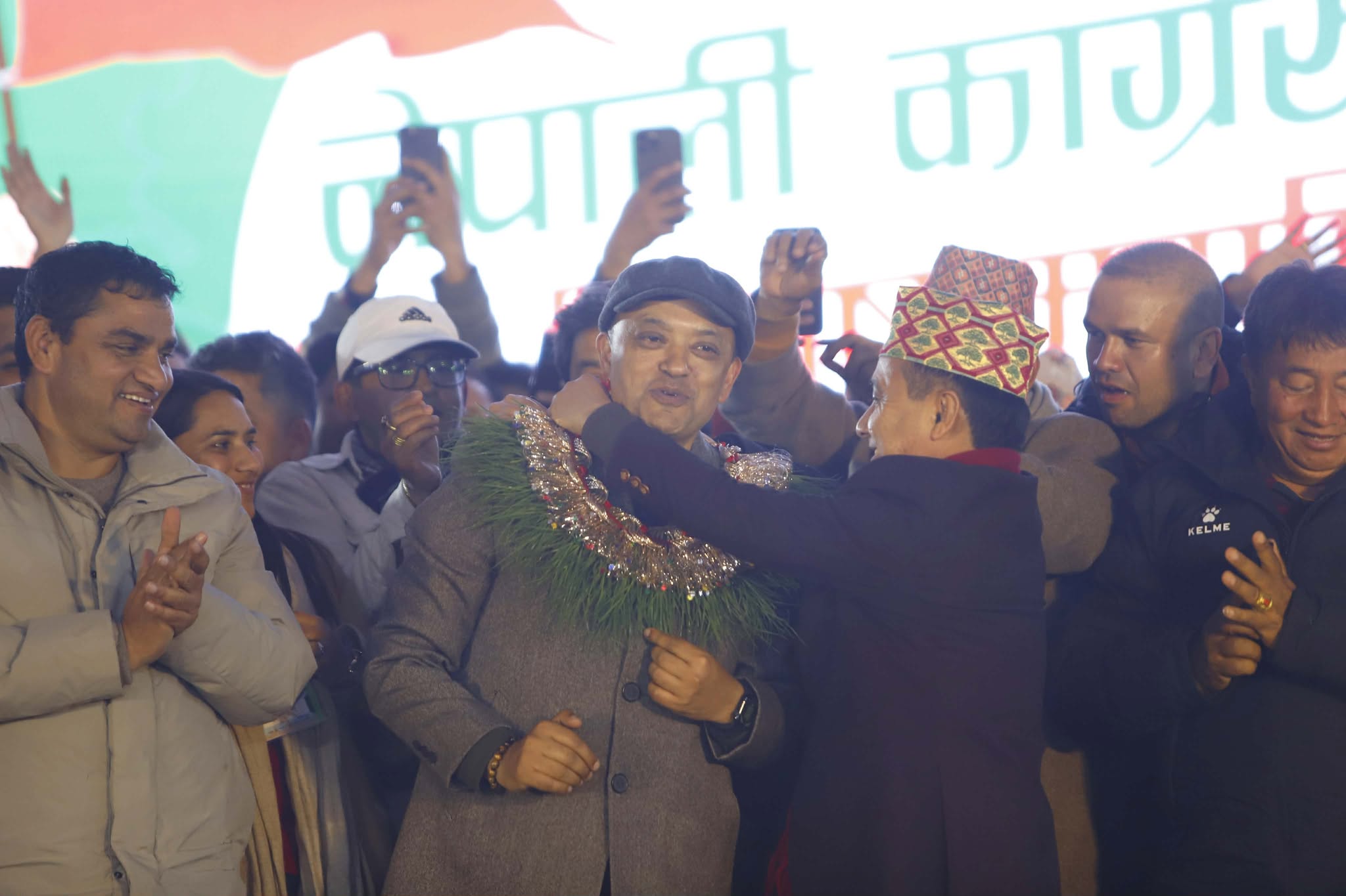 गगन थापा सभापति निर्वाचित भएको घोषणा लगत्तै विश्वप्रकाशले लगाइदिए दुबोको माला (तस्बिरहरू)