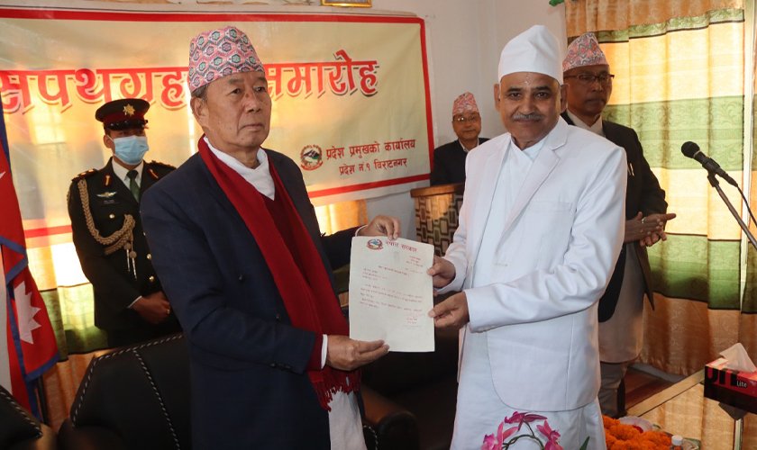 प्रदेश १ का मुख्य न्यायाधिवक्ता आचार्यद्वारा शपथ ग्रहण