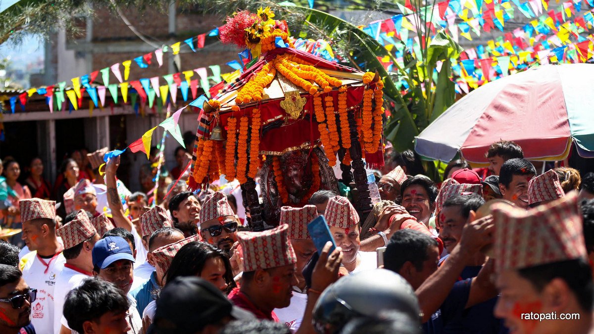 गणेश मूर्तिलाई नगर परिक्रमा गराइयो (तस्बिरहरू)