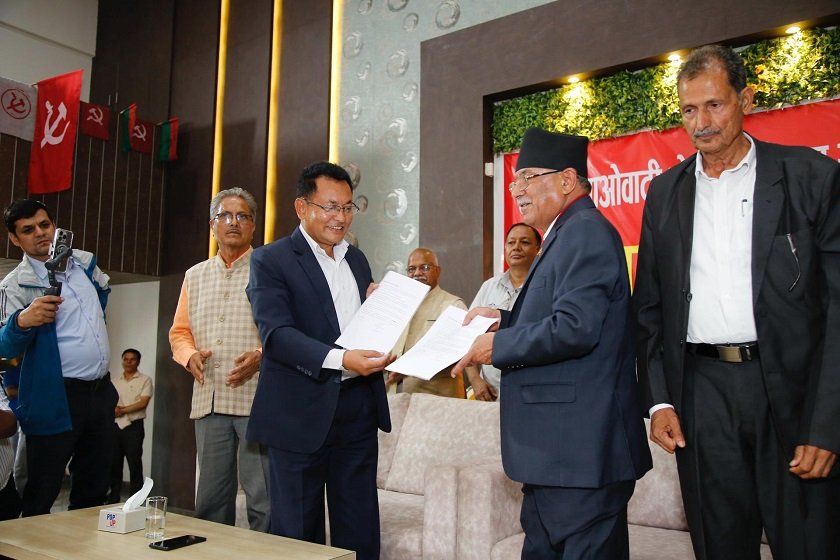माओवादी आन्दोलनलाई चौबाटोमा छोडेर बाबुराम भाग्न पाउनुहुन्न : गंगानारायण श्रेष्ठ