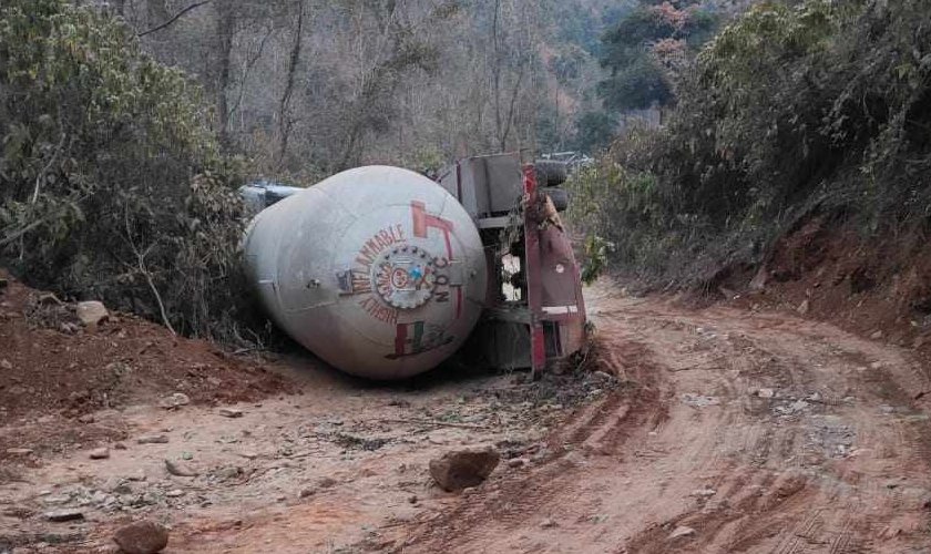 मकवानपुरको भीमफेदीमा ग्यास बुलेट दुर्घटना, सडक एकतर्फी