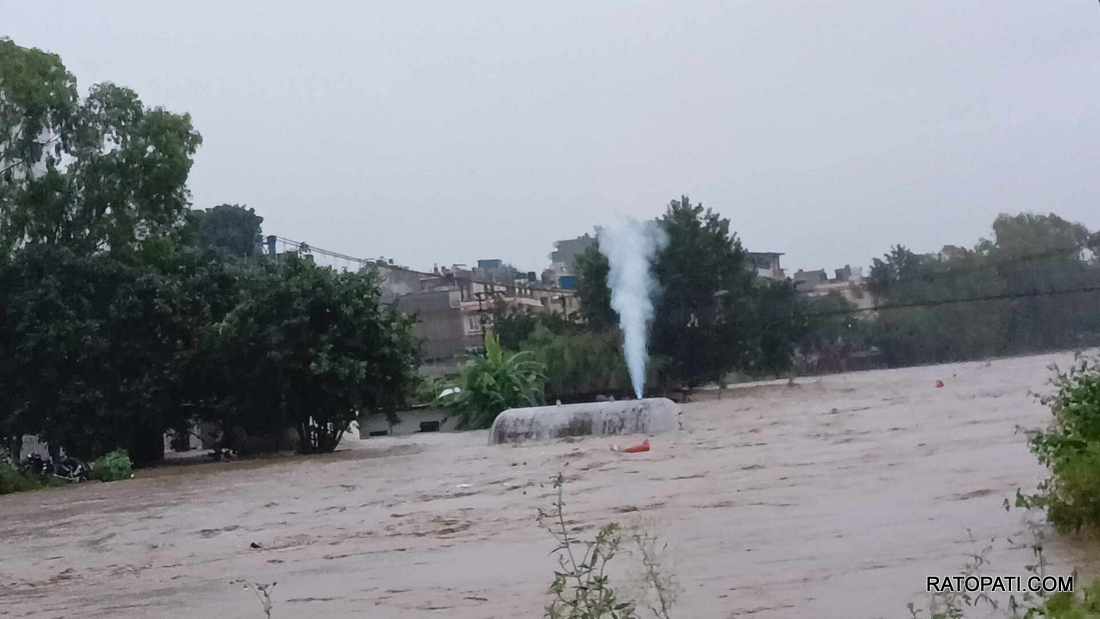 ग्यास चुहिँदै गरेको अवस्थामा बाढीले बगायो बुलेट, च्यासल क्षेत्रमा त्रास