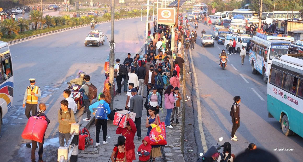 तस्बिरमा हेर्नुहोस् दसैँ मनाउन गाउँ फर्कनेहरूको भीड