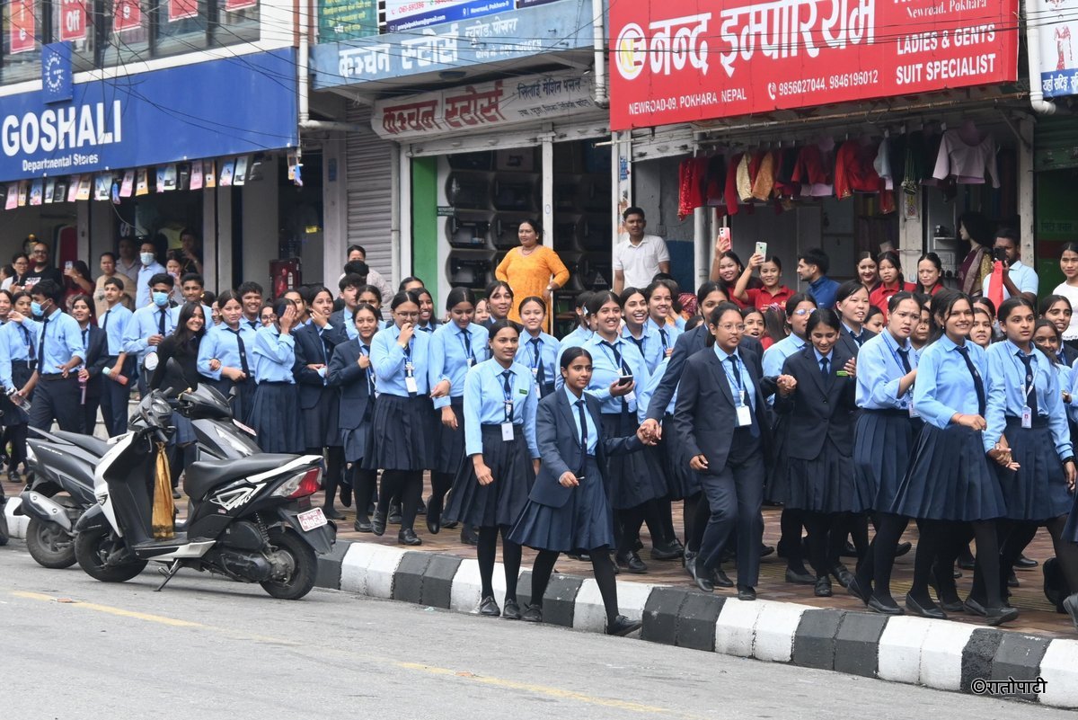   पोखरामा जेनजीको प्रदर्शन : विद्यालय पोसाकमै सहभागी भए विद्यार्थीहरू