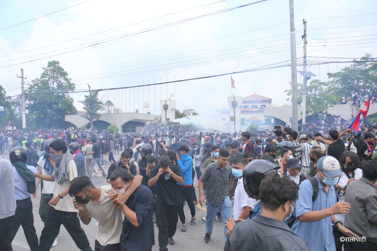   नयाँ बानेश्वरमा हवाई फायर, आन्दोलनकारीद्वारा संसद् भवनको पर्खाल भत्काउने प्रयास