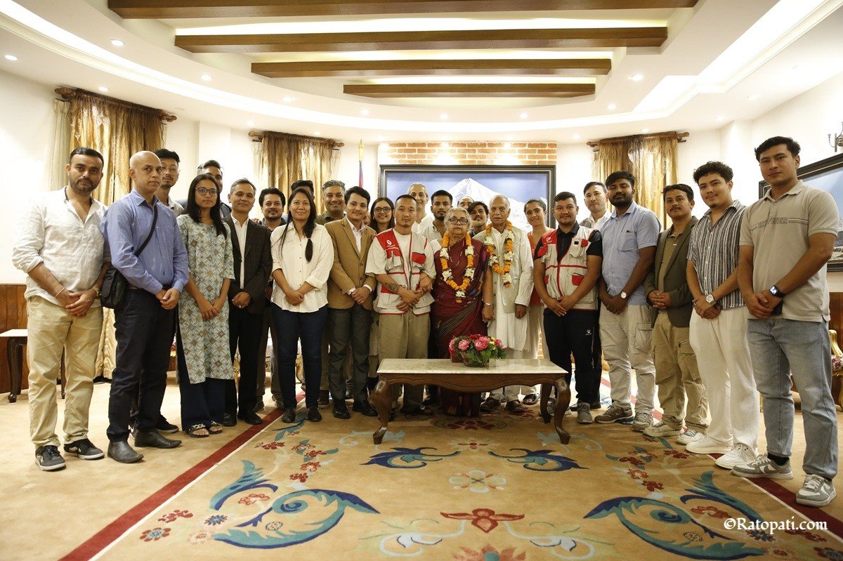   नवनियुक्त प्रधानमन्त्री कार्कीलाई बधाई दिन जेनजीसँगै सुमना र सन्जोग (तस्बिरहरू)