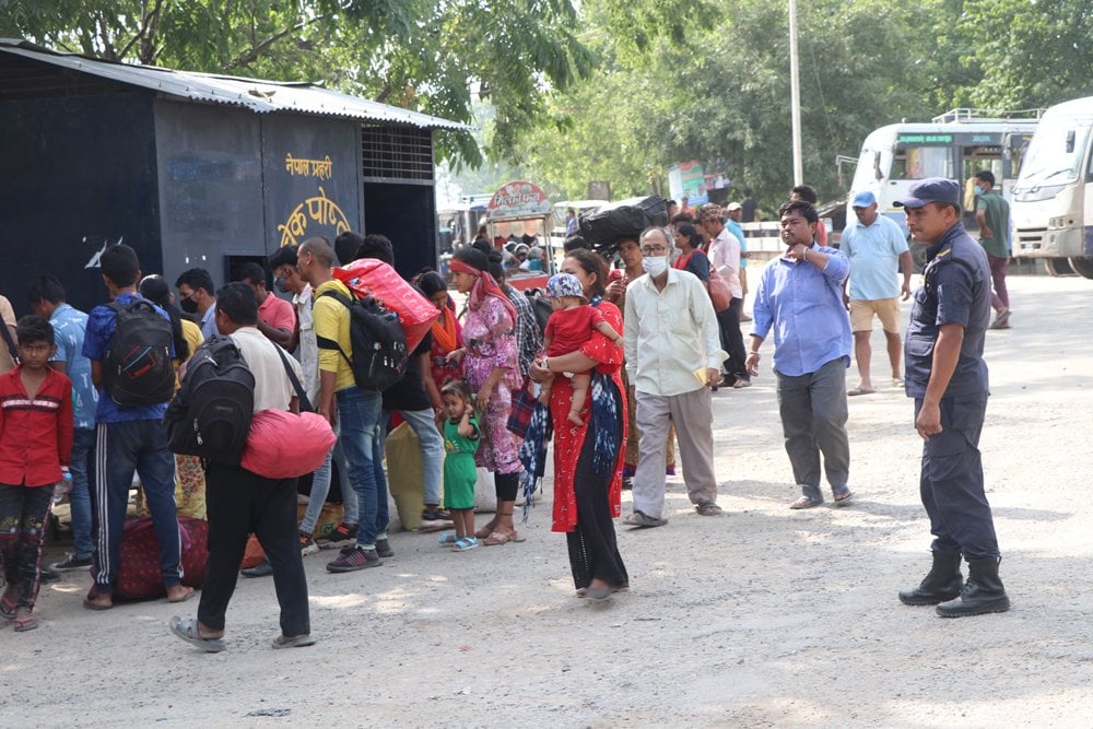 बढ्यो दसैँको चहलपहल, विभिन्न नाका हुँदै भारतबाट फर्कनेको ओइरो